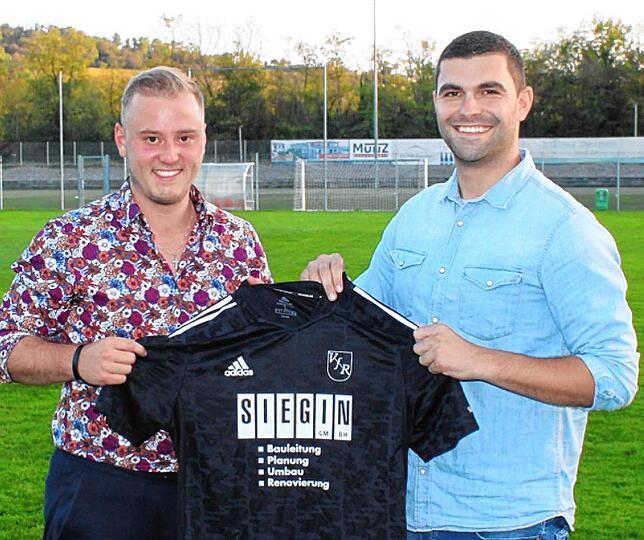 Neuer Torwart: Philip Kopf (links, mit Sportchef Kai Schillinger) kommt vom FSV Rheinfelden und trägt künftig das Trikot des VfR Bad ...