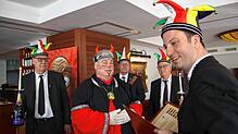 Laufnarrenschlag für den Mögginger Ortsvorsteher Ralf Mayer (Mitte) beim Uffwirm Kaffee der Stockacher Narren. Mit dabei: Gerichtsnarr ...