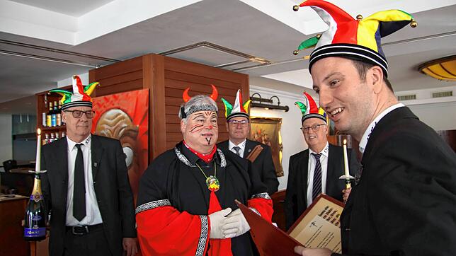 Laufnarrenschlag für den Mögginger Ortsvorsteher Ralf Mayer (Mitte) beim Uffwirm Kaffee der Stockacher Narren. Mit dabei: Gerichtsnarr ...