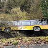 Ein Postbus landet nach einem Frontalzusammenstoß bei Koblenz in der Schweiz im Gestrüpp am Ufer der Aare.