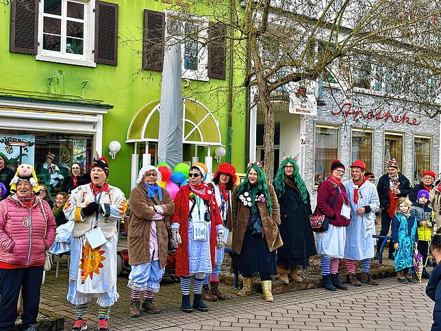 Nicht nur die Kleinsten freuen sich auf den Umzug, auch die großen Kinder warteten auf den närrischen Tross.