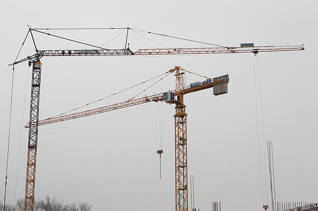Da gehen sie dahin: Die ersten Kräne an der Maxx-e-motion-Baustelle sind bereits verschwunden.