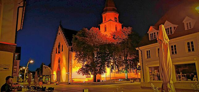 In spektakulärem Licht präsentieren sich am Montagabend die Hüfinger Pfarrkirche samt Turm.