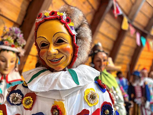 Das Blumennärrle der Doraus-Zunft aus Bad Saulgau wird zusammen mit vielen anderen Narrenfiguren im Bad Dürrheimer Narrenschopf gezeigt.