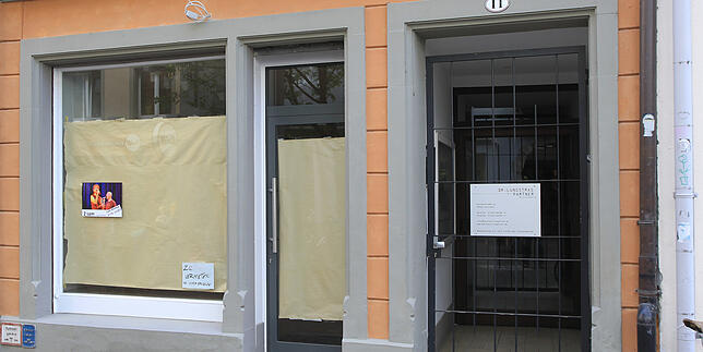Hussenstraße 11: Früher war hier ein Mobiltelefongeschäft zu finden.