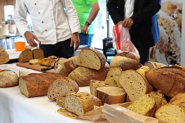 Brot regionaler Handwerksbäcker bei einer Brotprüfung, bei der sich auch Jürgen Waldschütz beteiligt hat.