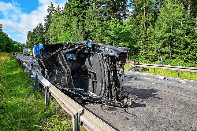 Der Wagen bleibt nach dem Zusammenstoß völlig zerstört auf der Seite liegen.