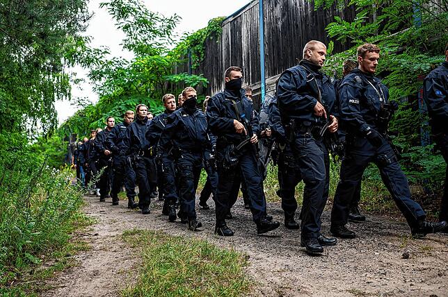 Polizisten bei der Suchaktion im Bereich der südlichen Landesgrenze von Berlin.