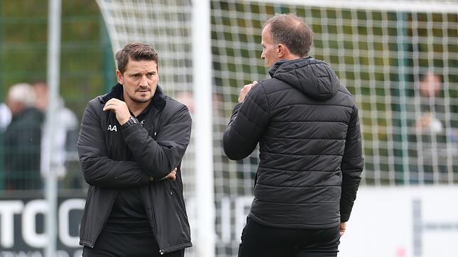 FC 08-Chefcoach Adam Adamos (links) ist gespannt auf das erste Testspiel seiner Mannschaft im neuen Jahr gegen den Freiburger FC.