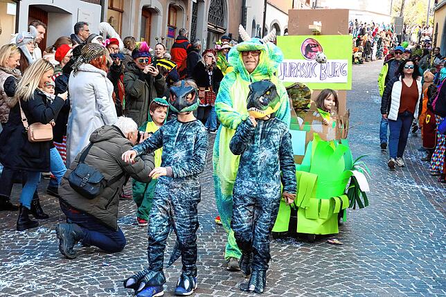 Die Gruppe vom Kindergarten und Schule Meersburg mit ihrem Kärrele „Jurassic Burg“ haben bei den Kindern/Jugendlichen gewonnen.