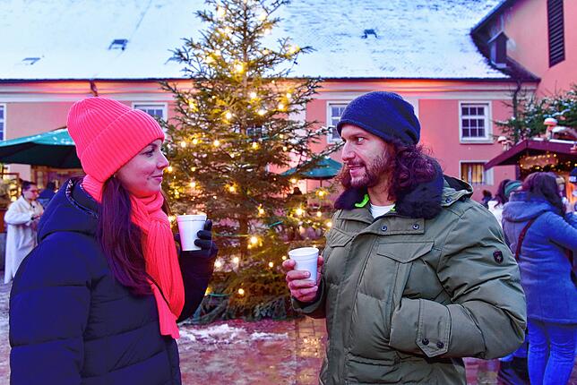 In der Nachbarschaft zum stimmungsvollen Weihnachtsbaum im Innenhof des Marstalls mundet der Glühwein am Wochenende gleich noch einmal ...