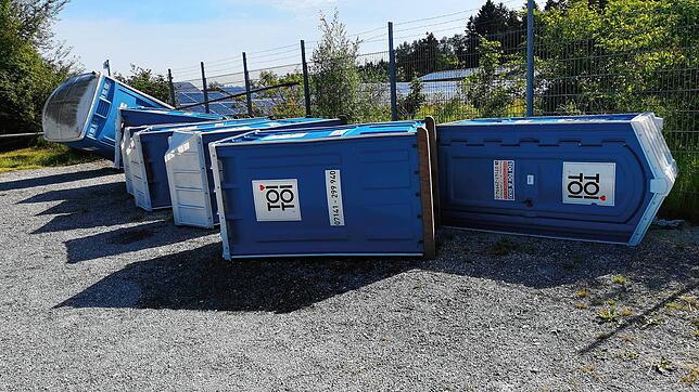 Die umgeworfenen Toilettenhäuschen müssen jetzt gereinigt und wieder aufgestellt werden. Das verursacht Kosten bei der Stadt.