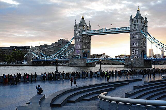 Menschen stehen in einer Warteschlange auf dem Queen‘s Walk an der Tower Bridge, um der verstorbenen Königin Elizabeth II. während ...