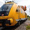 Ein Reparaturtriebwagen befährt am Donnerstag, 13. Juli, am Bahnübergang Lohorn die Strecke zwischen Markelfingen und Allensbach.