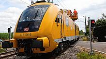 Ein Reparaturtriebwagen befährt am Donnerstag, 13. Juli, am Bahnübergang Lohorn die Strecke zwischen Markelfingen und Allensbach.