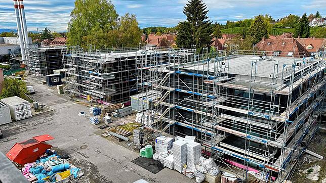 Ein Blick von oben auf das Neubauprojekt Sierenmoos Süd auf dem Gelände des Klinikums Konstanz: Hier entstehen 40 Personalwohnungen, die ...