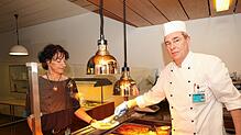Die Kantine des Klinikums Hochrhein in Waldshut im Untergeschoss steht nicht nur Mitarbeitenden wie hier Isabella Kramer offen, sondern ...