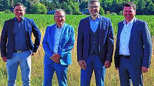 Der kaufmännische Leiter Alexander Eßer, Vorstand Uwe Harzmann (beide Firma Optigrün), Bürgermeister Dr. Marcus Ehm und Erster ...