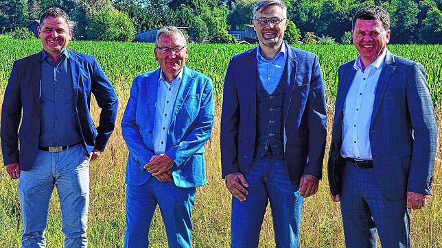 Der kaufmännische Leiter Alexander Eßer, Vorstand Uwe Harzmann (beide Firma Optigrün), Bürgermeister Dr. Marcus Ehm und Erster ...