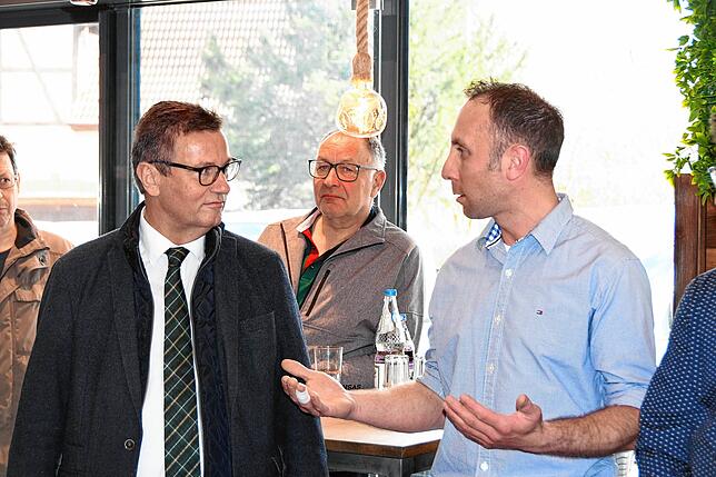 Andreas Keller (rechts) stellt dem baden-württembergischen Landwirtschaftsminister Peter Hauk seine Metzgerei Zum Frieden vor.