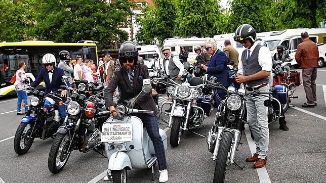(Archivbild) Herren mit Hemd und Fliege auf Motorrädern: Was hat es mit dem Distinguished Gentleman&lsquo;s Ride auf sich?