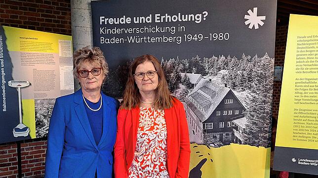 Freudlose Erfahrung: Barbara Zander (65, links) und Bettina Rosenberger (61) in der Ausstellung im Stuttgarter Landesarchiv, die bis 6. ...