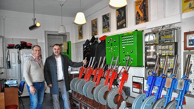 Der Aufsichtsratsvorsitzende der Bahnbetriebe Blumberg, Markus Keller (rechts), und Geschäftsführer Christian Brinkmann blicken auf ein ...