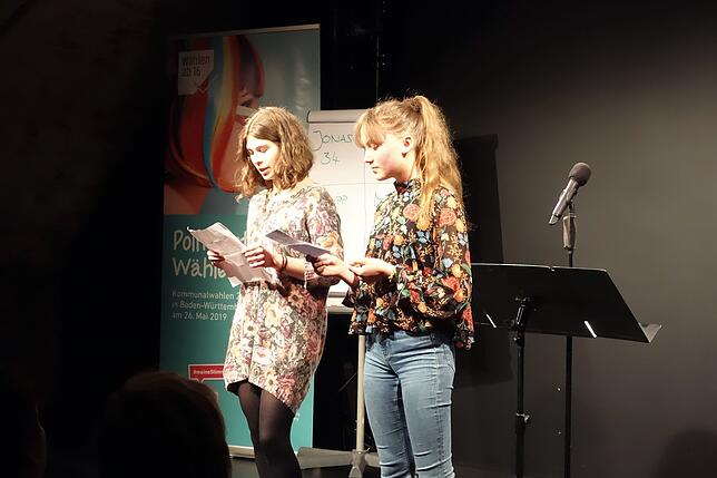 Kupana Mynova und Johanna Paffrath (von links) lieferten eine Salve knackiger Sätze, die das Klimadebakel gnadenlos zu Ende denken. ...
