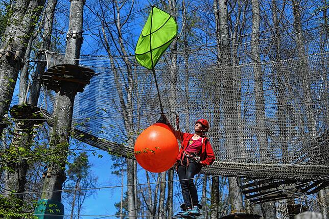 Sonja Benkhard zeigt eine der neuen Bojen im Abenteuerpark Immenstaad.