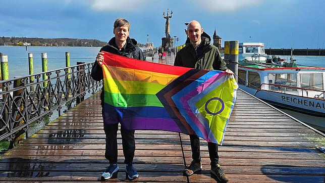 Die Vorstände des CSD in Konstanz e.V., Burkhard Lehner (links) und Michael Saur, mit der Regenbogenflagge vor der Imperia. Gleichzeitig ...