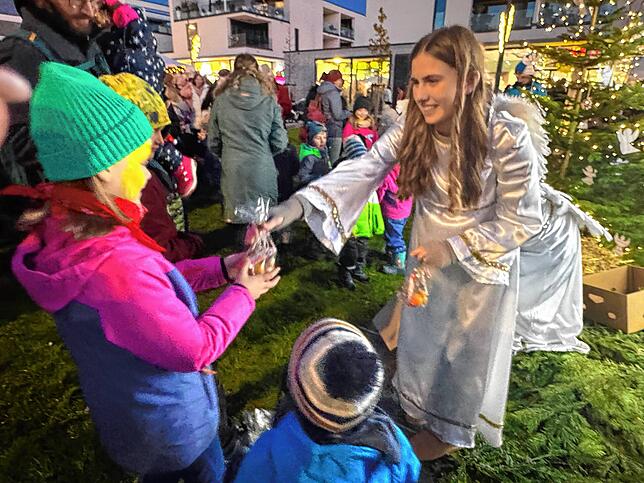 Zauberhafte Engel verteilten Geschenke an die jüngsten Marktbesucher.