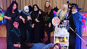 Sogar Charaktere aus dem Harry-Potter-Universum sind bei der Frauenfasnacht in Blumberg vertreten (von links) Djiana Majetic, Kristin ...