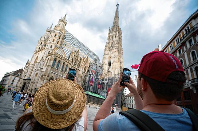Goethe rät davon ab: Touristen fotografieren in Wien den Stephansdom.