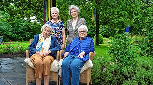 Kreativ im Alter: Das Bild zeigt vier der sieben Künstlerinnen (stehend, von links) Ursula Baumann, Renate Hartmann, (sitzend von links) ...