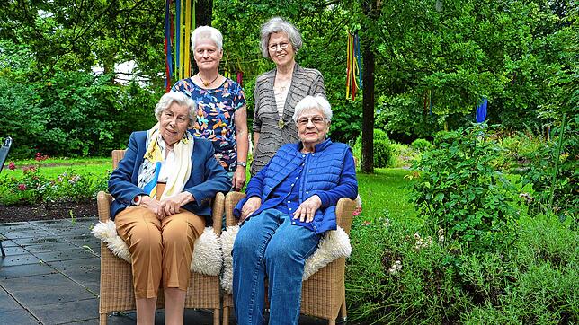 Kreativ im Alter: Das Bild zeigt vier der sieben Künstlerinnen (stehend, von links) Ursula Baumann, Renate Hartmann, (sitzend von links) ...