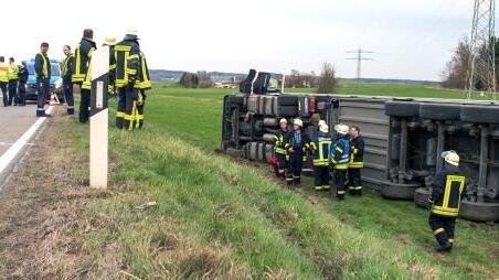 Der Sattelzug kippt neben der Bundesstraße um. Bild: Günther Brender