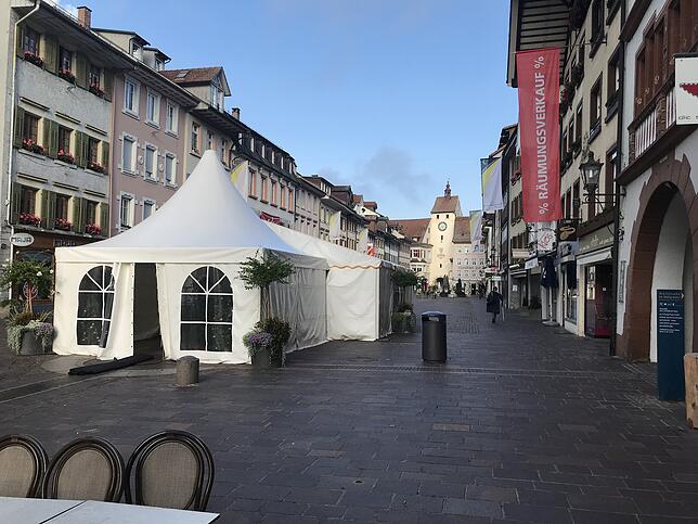 Bis gestern stand das Gastronomie-Zelt noch der Waldshuter Filmnächte in der Kaiserstraße. Doch bis Montagabend soll alles abgebaut ...