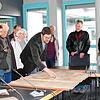 Der Leiter des Stockacher Stadtarchivs, Johannes Waldschütz, mit Besuchern beim Tag der Archive: Auch alte Pläne werden dort aufbewahrt. ...