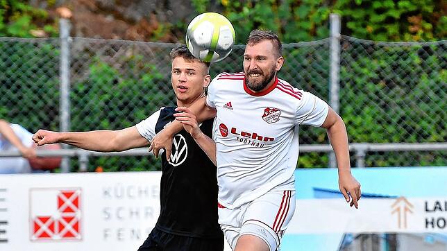 Durchgesetzt: Felix Markanic (rechts) behauptet sich gegen Lukas Peric und trifft zum 3:0-Zwischenstand beim 4:0-Sieg des FC Schönau ...