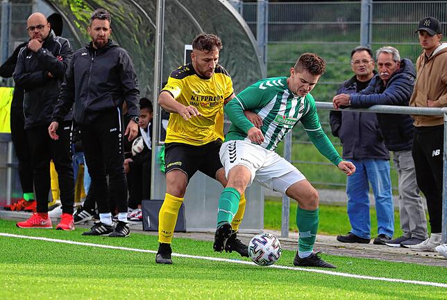 Giancarlo Alario links (SV Worblingen) gegen Lucas Homburger (SV Bermatingen).