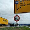 Unter dem Tabellenwegweiser auf der B31 kurz vor der Abfahrt Uhldingen-Mühlhofen hängt seit einigen Tagen ein Verkehrsschild, das auf ...