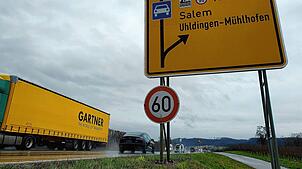 Unter dem Tabellenwegweiser auf der B31 kurz vor der Abfahrt Uhldingen-Mühlhofen hängt seit einigen Tagen ein Verkehrsschild, das auf ...