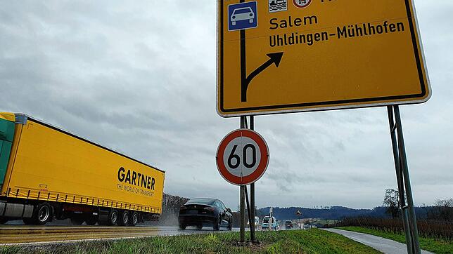 Unter dem Tabellenwegweiser auf der B31 kurz vor der Abfahrt Uhldingen-Mühlhofen hängt seit einigen Tagen ein Verkehrsschild, das auf ...