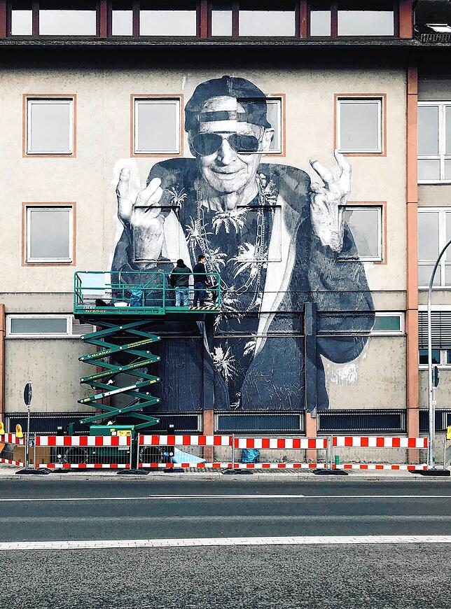 Vorreiter der Aktion am Gottmann-Platz: Dieser Alt-Hippie grüßt von der Hauswand des Zoffingen-Gebäudes.