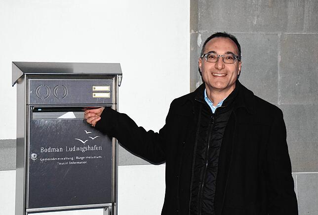 Alessandro Ribaudo hat eine Minute nach dem Start der Bewerbungsfrist seine Unterlagen in den Briefkasten des Rathauses in Ludwigshafen ...