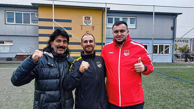 Fußballchef Aydo Kir (von links), Dreifachtorschütze Daniel Kanas und Trainer Shkelzen Kelmendi freuen sich über das deutliche 5:1 im ...
