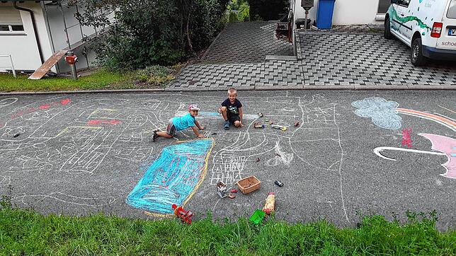 Mit Tatendrang: Die Familie Ehlert hatte bereits im vorigen Jahr privat für sich zuhause auf der Straße gemalt, nachdem sie begeistert ...