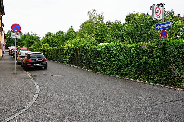 Die schmale Einbahnstraße ist nach Aussage von Anwohnern schon manchmal für die Müllabfuhr ein großes Problem. Die befürchten durch den ...