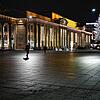 Ein Mann geht am Samstagabend während der nächtlichen Ausgangssperre über den menschenleeren Schlossplatz, im Hintergrund ist der ...