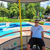 Von hier beobachten Schwimmmeister wie Sebastian Gleichauf das Albbrucker Schwimmbad. Hinter ihm befindet sich das Nichtschwimmerbecken.